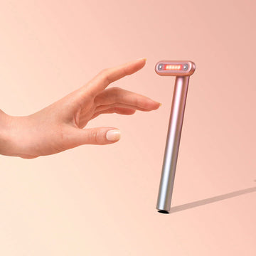 De ERAYS. 4-in-1 Skincare Wand met roodlichttechnologie in een minimalistische setting.